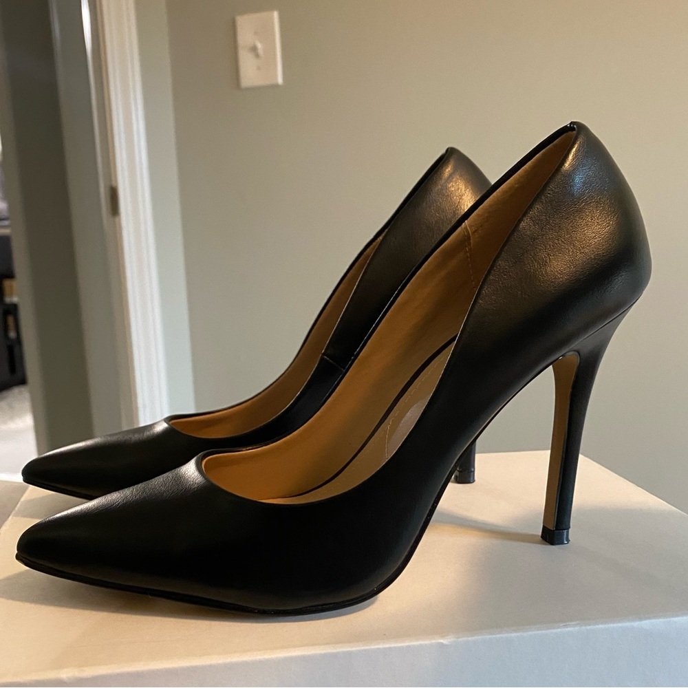 Black pointed toe pumps.